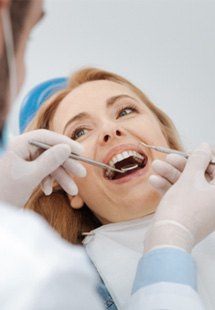 patient visiting dentist for checkup 